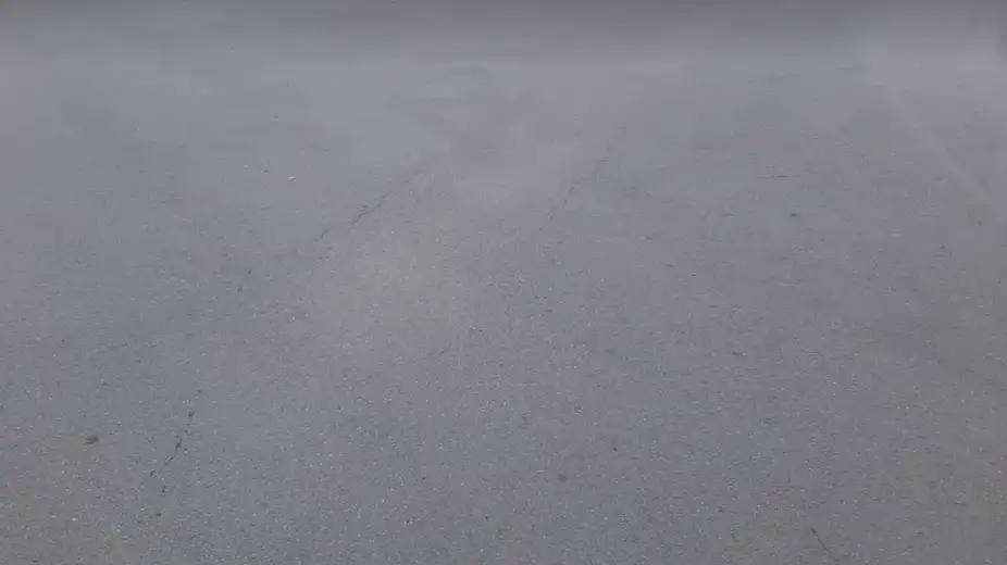 Za manje od dve godine ulegnuće i ispucali asfalt u Crnorečkoj: Od obećanog trotoara još uvek ništa