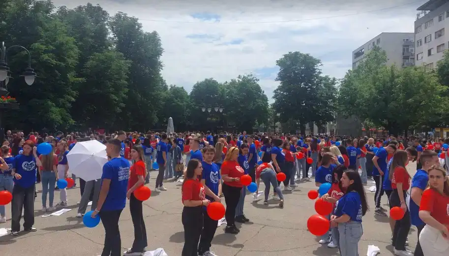 U Zaječaru održan tradicionalni ples maturanata: Na kraju zapevali "Ko ne skače taj je ćaci"