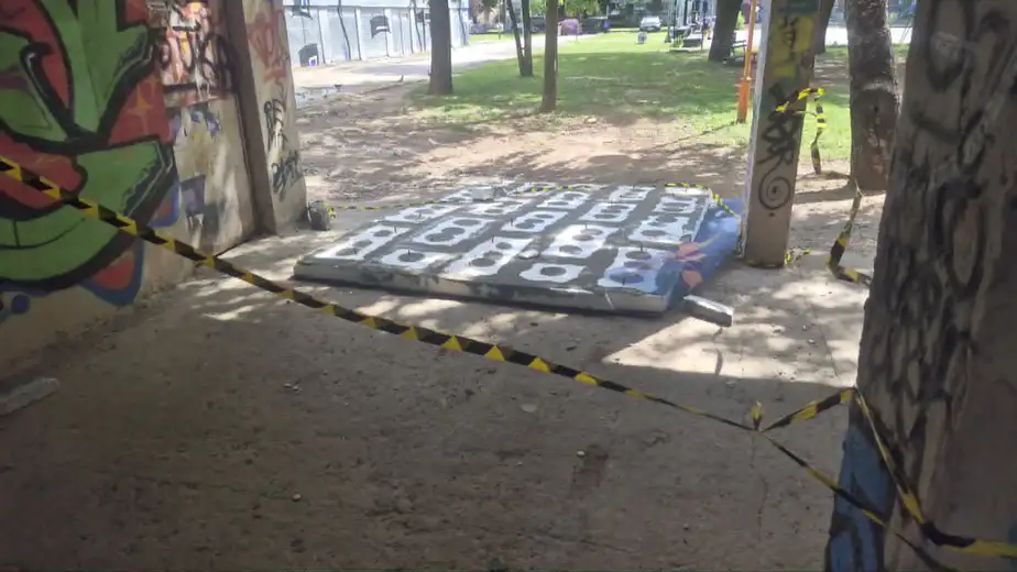 Pala ploča u prolazu u naselju Kraljevica