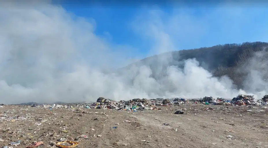 Nasipanjem zemlje nastavljeno gašenje požara na deponiji