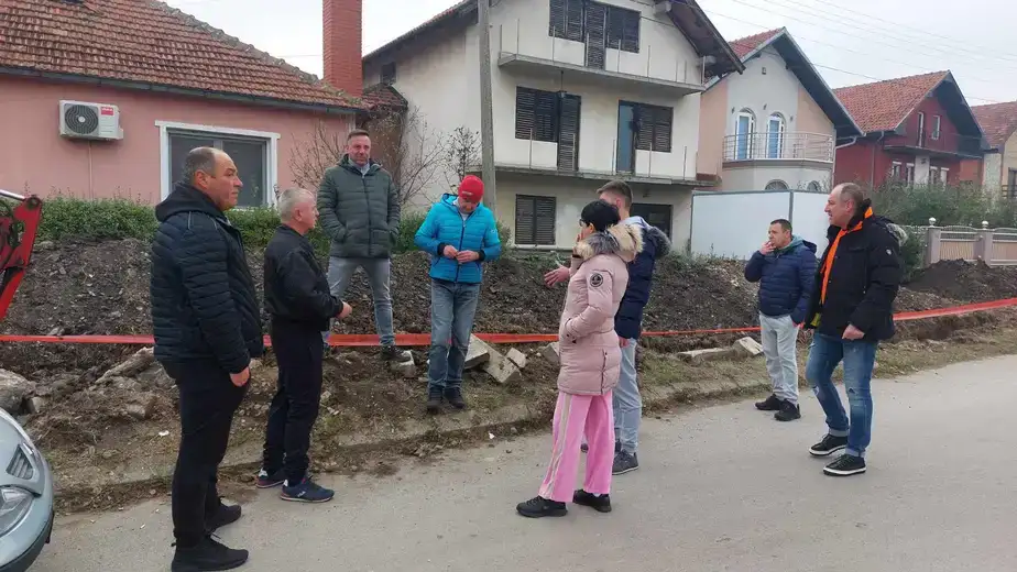 "Firma iz Bajne Bašte je nosilac posla, Kip Lajt je izvođač radova, dok je EPS investitor": Obustavljeni radovi u Podlivu