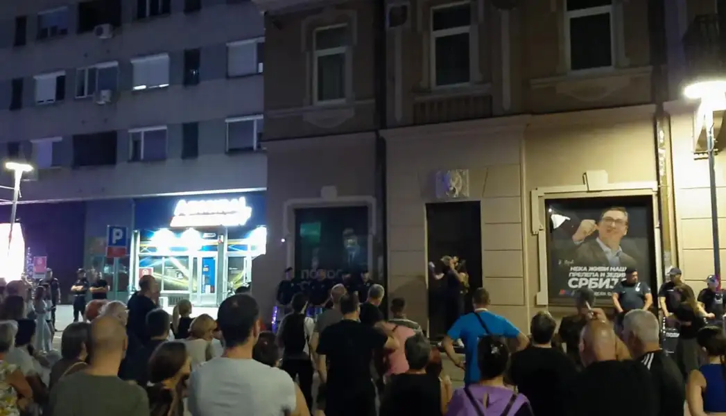 Širom Srbije protesti: Jedino u Zaječaru prostorije SNS čuva policija, naprednjaka nema