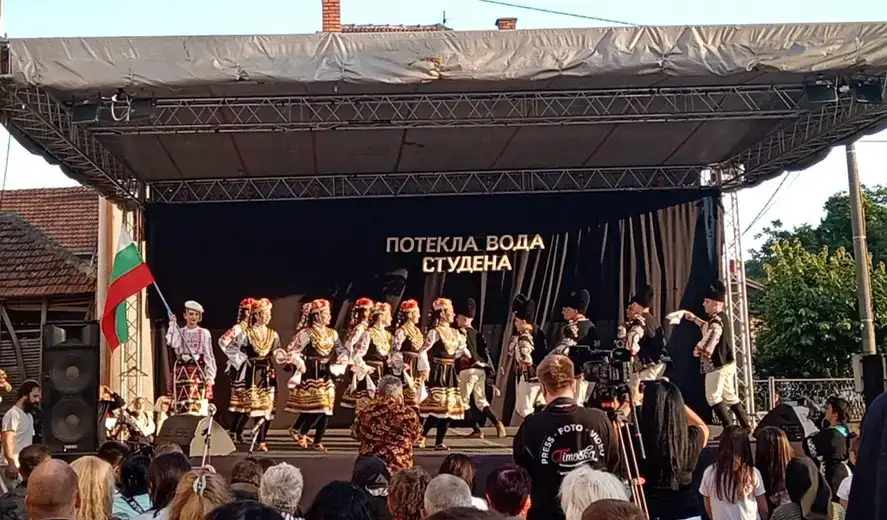 U Velikom Izvoru održana 16. Međuokružna smotra seoskih folklornih ansambala u koreografisanom folkloru „Potekla voda studena“
