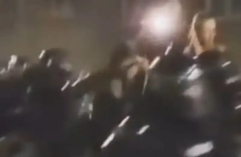 Na snimcima se jasno vidi da je policajca povređenog ispred RTS-a udario žandar