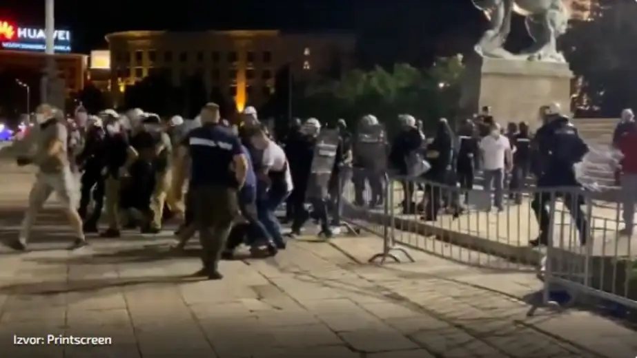 Policija uhapsila neke od demonstranata, pendrecima i na devojke