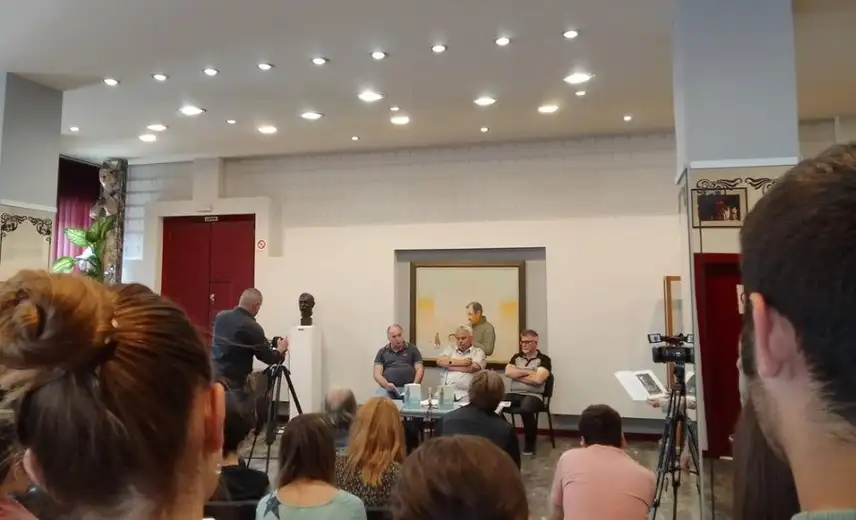 U foajeu zaječarskog pozorišta održana promocija knjige „Vitez s kamerom i puškom – Dragiša M. Stojadinović“