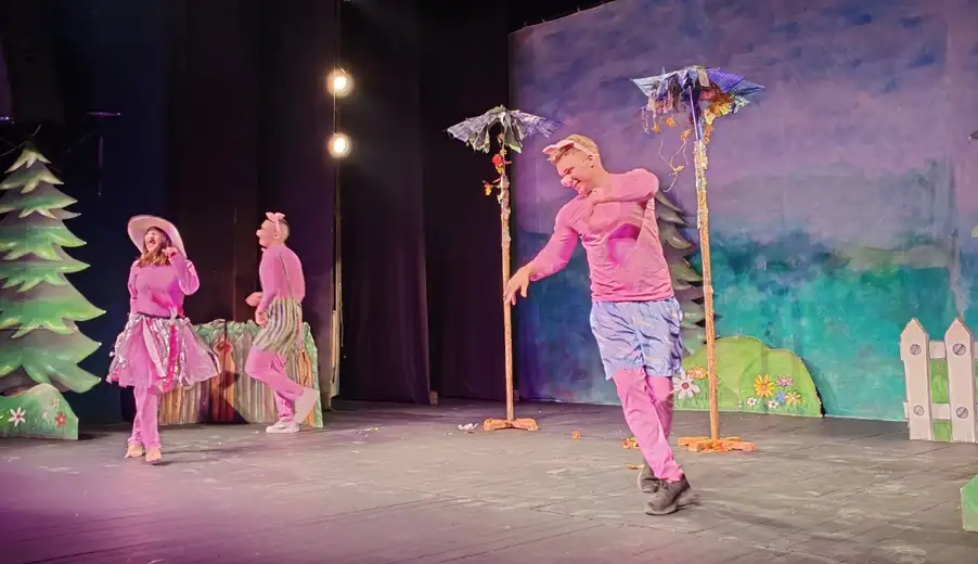 Povodom obeležavanja Dana pozorišta, najmlađi ljubitelji pozorišta uživali u predstavi za decu "Tri praseta"- Muka jednog vuka