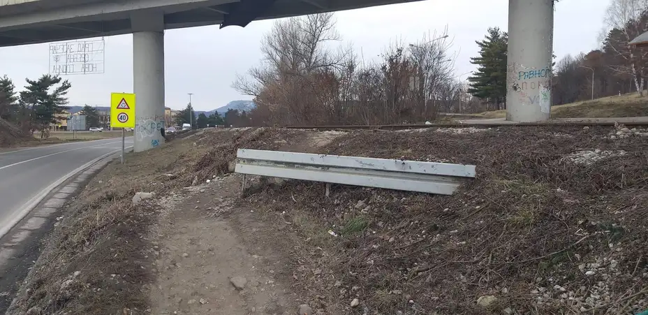 Brže od života ili dalje od smeća i smrada: preko pruge van prelaza!