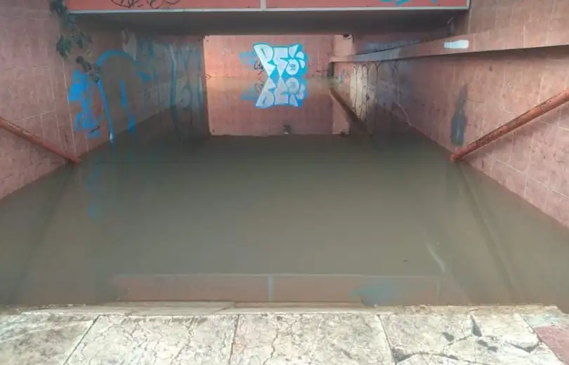 Zbog pucanja cevi, poplavljen pešački pružni podzemni prolaz kod Doma zdravlja