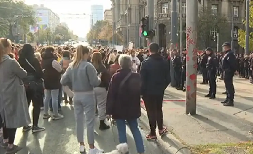 „Krvave ruke“ ispred Ministarstva: Vesiću, bolje ti je da danas daš ostavku