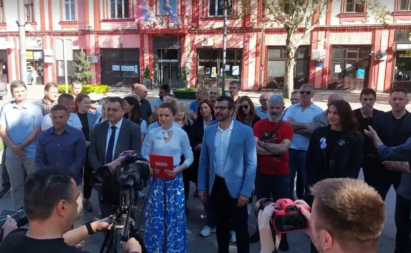 Svi kandidati sa liste "Promena u koju verujemo", potpisali deklaraciju u kojoj se obavezuju da nema saradnje sa Ničićem, Mirkovićem, Ristovićem,Vučićem i SNS