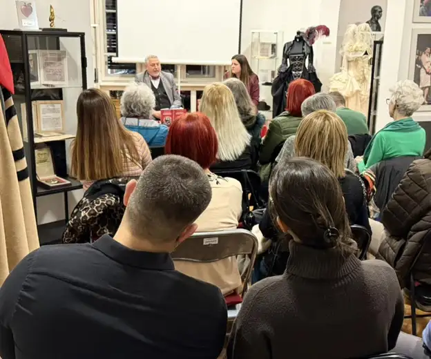 Roman ,,Kraljevski paviljon” promovisan u Pozorišnom muzeju