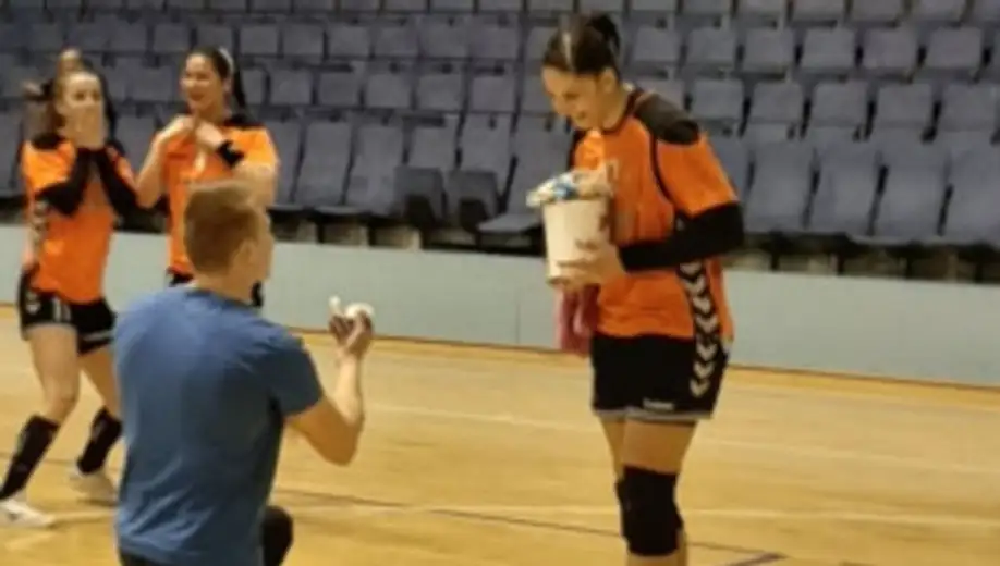 Fudbaler zaprosio rukometašicu: Neobična prosidba na sportskom terenu