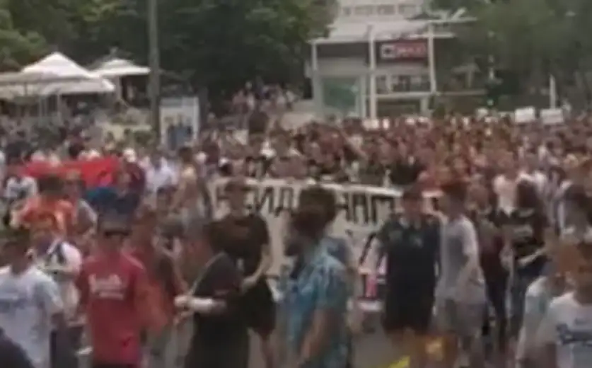 Osmaci šetali do Predsedništva, traže ostavku ministra i poništavanje mature