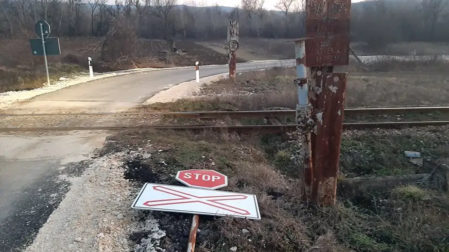 Foto vest: Oboren znak na pružnom prelazu Brusnik - Braćevac
