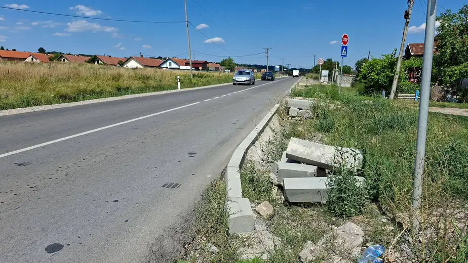 Put „kao strela“, a pešaci u kanalu: Kako je rekonstrukcija puta do Zvezdana ostala napola završena