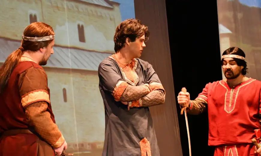 Predstava "Putovanje sa Svetim Savom" izvedena u prepunoj sali negotinskog Doma kulture