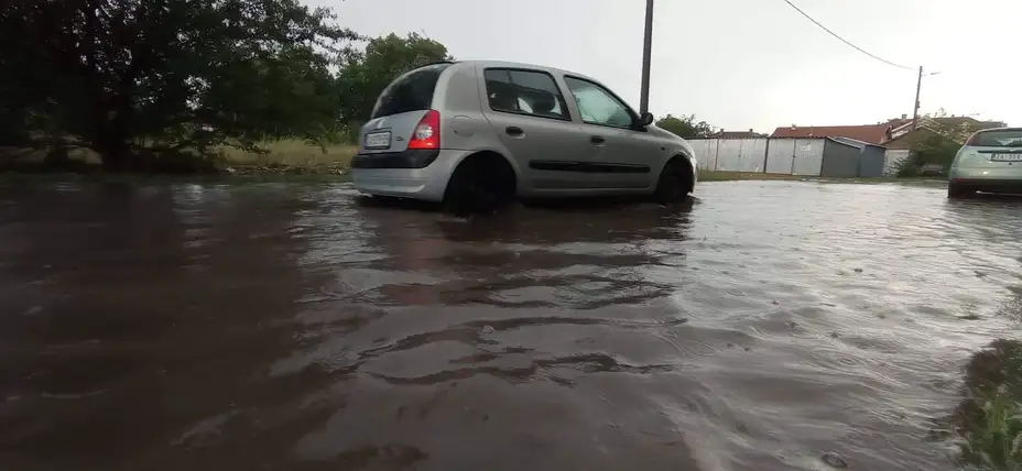 Nevreme protutnjalo Zaječarom: oborena stabla, pojedini delovi grada bez struje