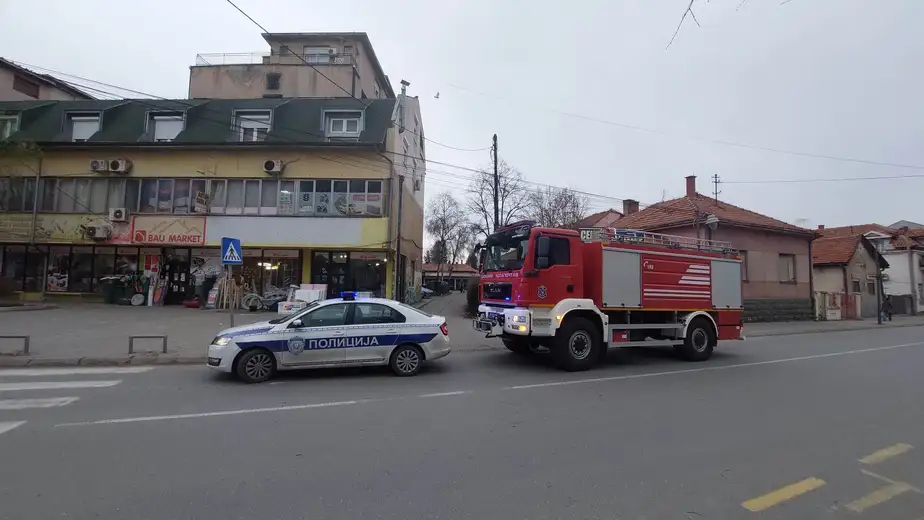 Lažna uzbuna: Stanari zgrada evakuisani zbog opasnosti od eksplozije, proverom utvrđeno da je u pitanju lažna uzbuna