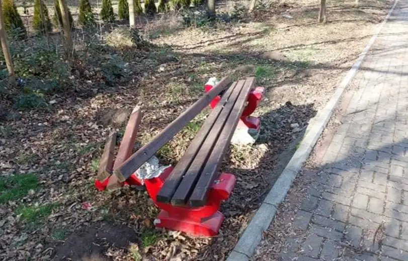 Prijavi problem: Slomljeni mobilijar na Kraljevici