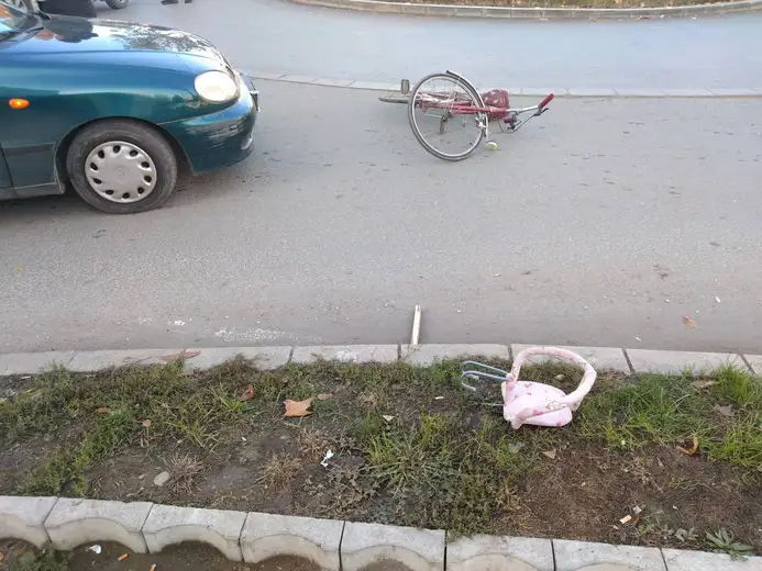 Saobraćajna nezgoda u centru: Automobil oborio ženu sa detetom