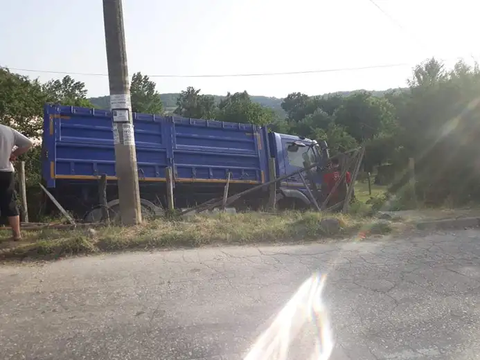 Saobraćajna nezgoda u Zvezdanu: Kamion sleteo s puta