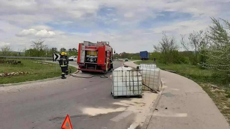 Saobraćajna nezgoda na kružnom toku: iskliznuli kanisteri sa tečnošću!