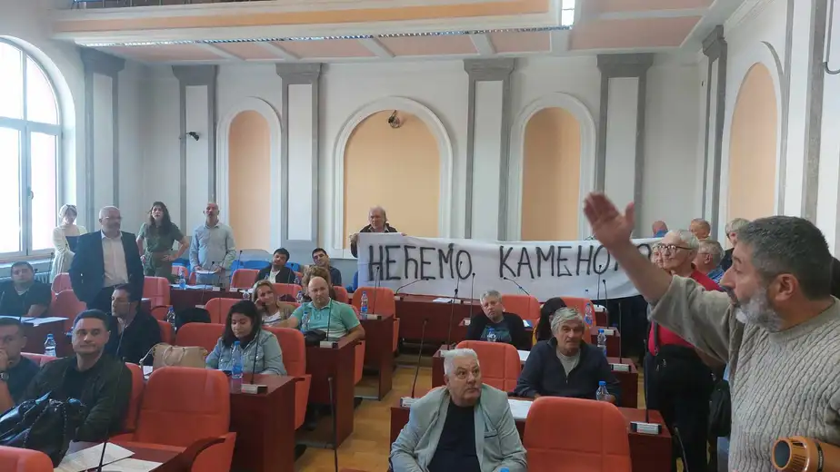 Prekinuto zasedanje skupštine: Meštani Malog Izvora protestuju zbog kamenoloma