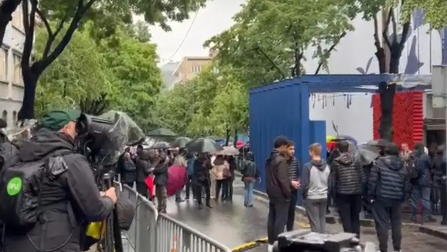 Počelo obeležavanje godišnjice masovnog ubistva u Ribnikaru, na ulazu u školu „veo plača“