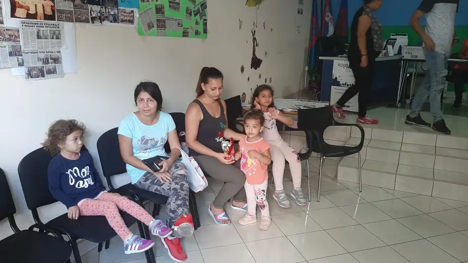 Udruženje Društvo Roma Zaječar podelilo vaučere za kupovinu školskog pribora