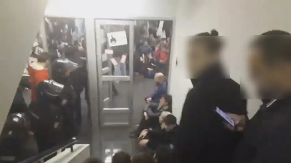 "1 od 5 miliona“ u Beogradu: Građani ušli u zgradu RTS-a (VIDEO)