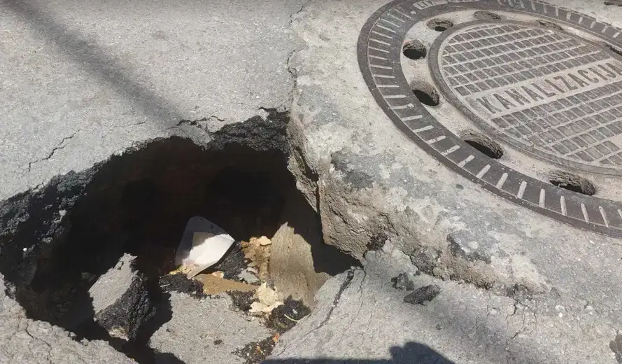 Zbog propadanja asfalata u Dubrovačkoj ulici otvorila se velika rupa