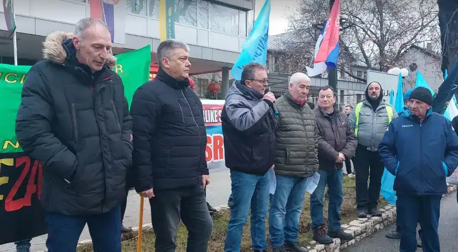 Deo radnika Ziđina uz podršku Borana na kratko blokirali ulaz u to preduzeće. Traže primenu Kolekitvnog ugovora iz 2018. godine