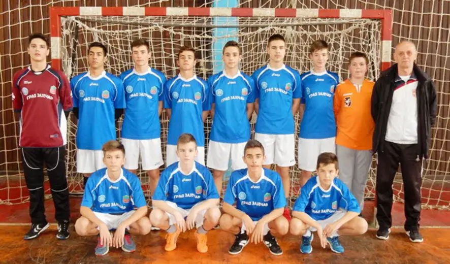 Republičko takmičenje u rukometu otvoreno utakmicom između učenika osnovnih škola „Čeh Karolj“ iz Ade i „Đura Jakšić“ iz Zaječara