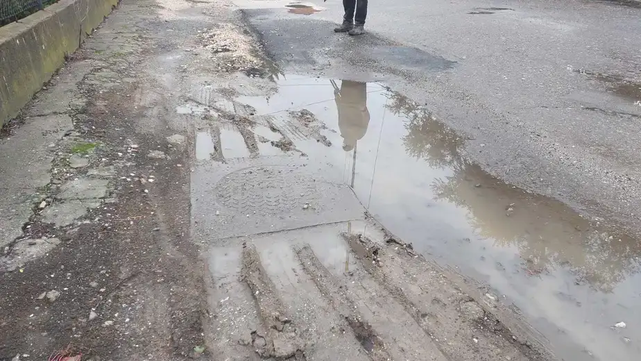 "Ovde non stop pucaju cevi. Bolje da jednom zauvek reše problem tako što će cevi da zamene, a ne jednom nedeljno da puca pa samo da krpe": Muke stanara Negotinske ulice u Zaječaru