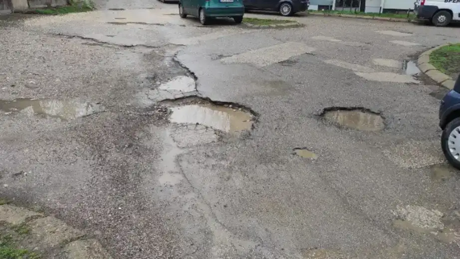 Opasne rupe u naselju “Kraljevica”: Uzbudljivo je imati safari doživljaj vozeći se kroz grad, ali...