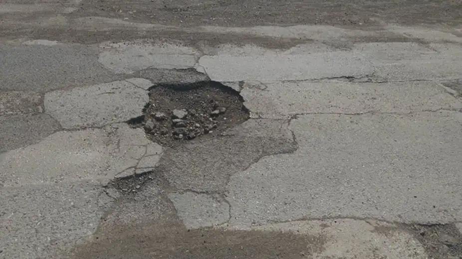 Asfaltna masa skuplja - rupe još veće