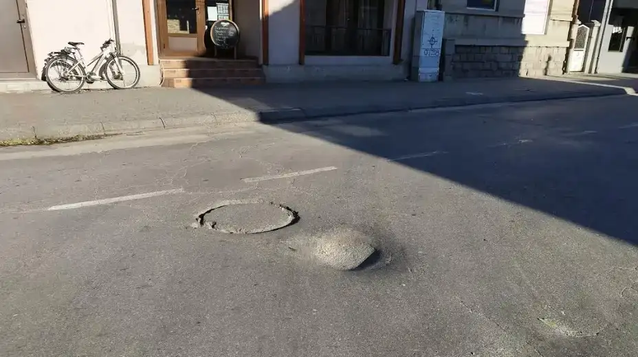 Rupa u asfaltu koja govori o nama