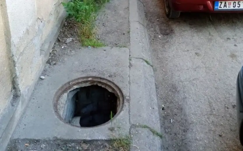 Prijavi problem: U ulici Đure Salaja opasan šaht, ukraden poklopac