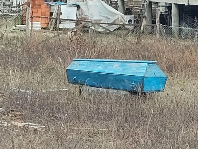 Misterija nedaleko od Felix Romulijane. Ko je ostavio plavi mrtvački sanduk u njivi?