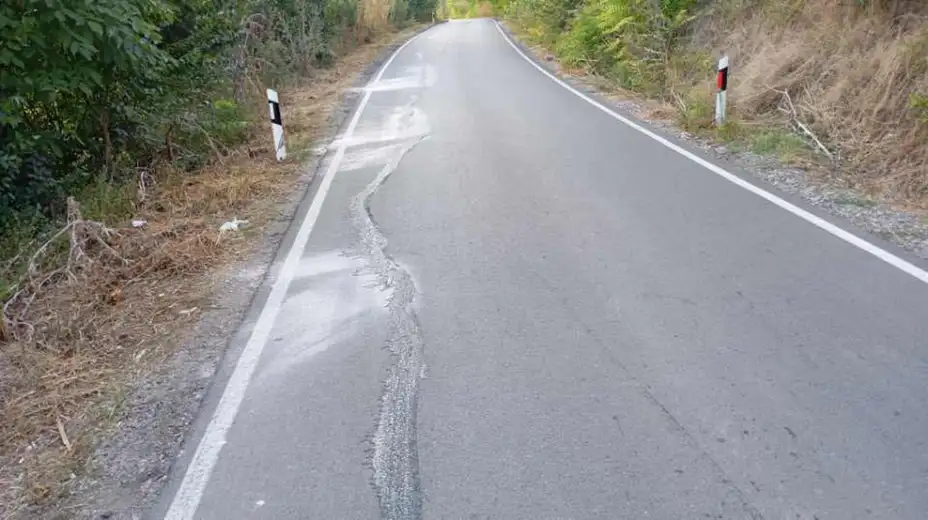 Rekonstrukcija od 127 miliona izdržala tek godinu i po: Pukotine na putu za Grlište zakrpljene "preko noći"