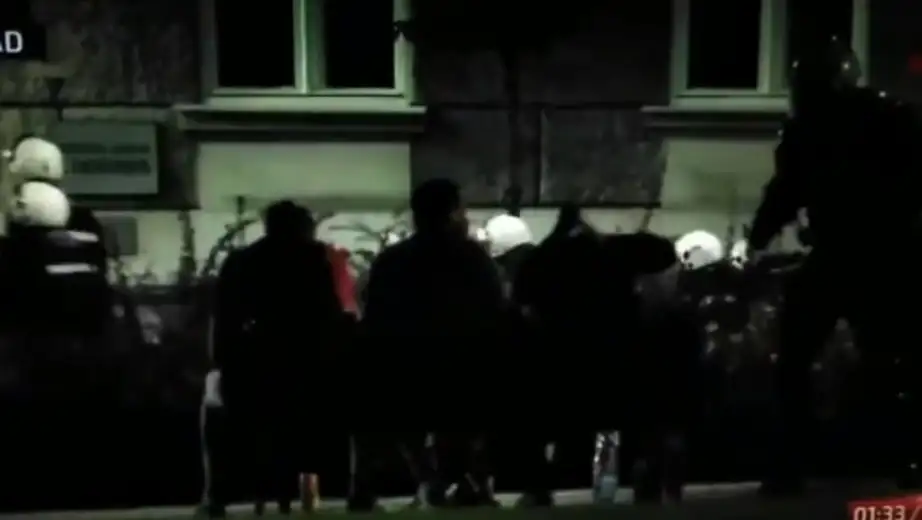 Snimak incidenta: Policajci tukli trojicu muškaraca koji nisu pružali otpor