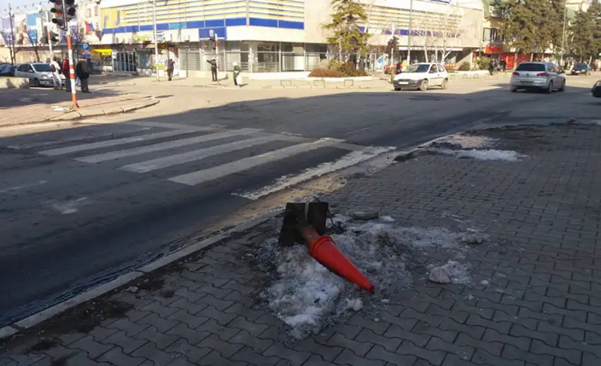 Udario u semafor pa pobegao