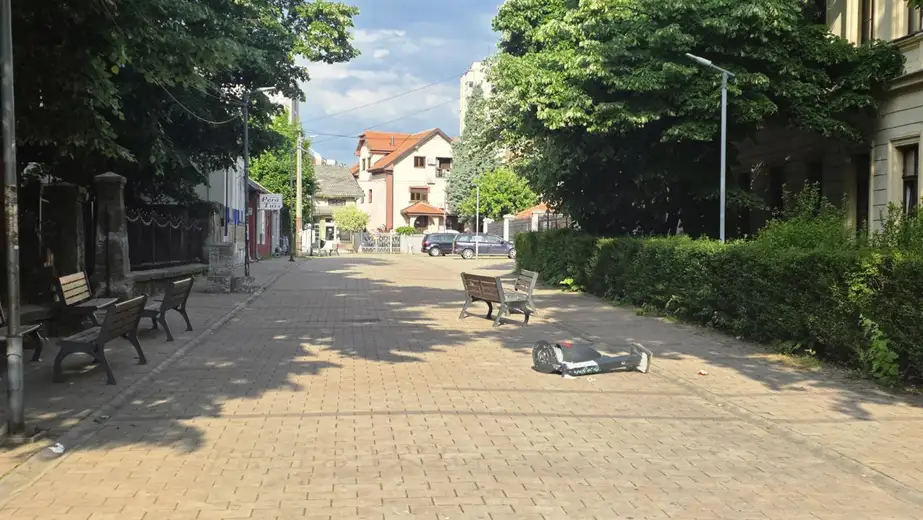 Ponovo obnorena kanta između dve osnovne škole u Zaječaru