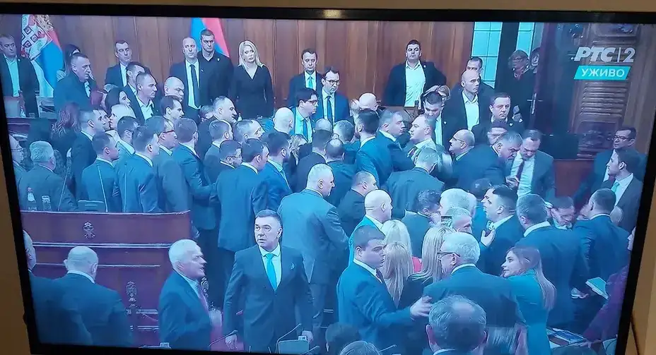 Haos u Skupštini, Vučićeva vika i transparent opozicije „Ne kapitulaciji“