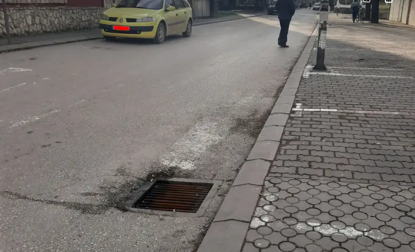 Problem rešen: Postavljen novi poklopac slivnika kod pijace