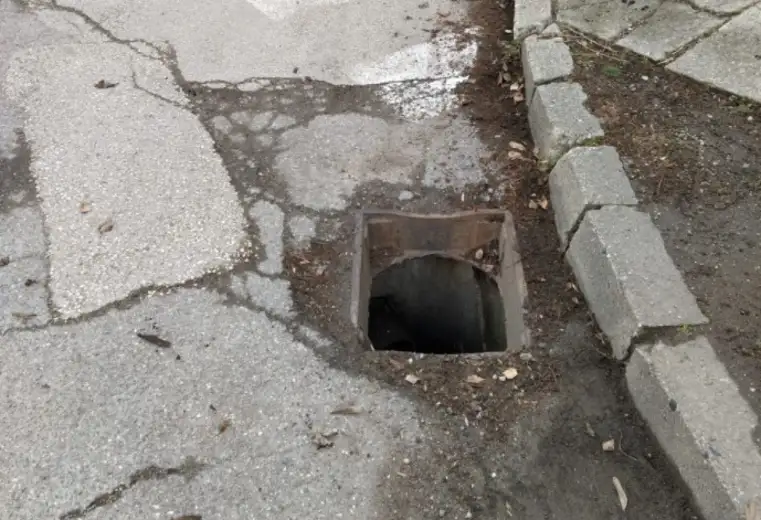 Prijavi problem: Ukraden poklopac sa slivnika