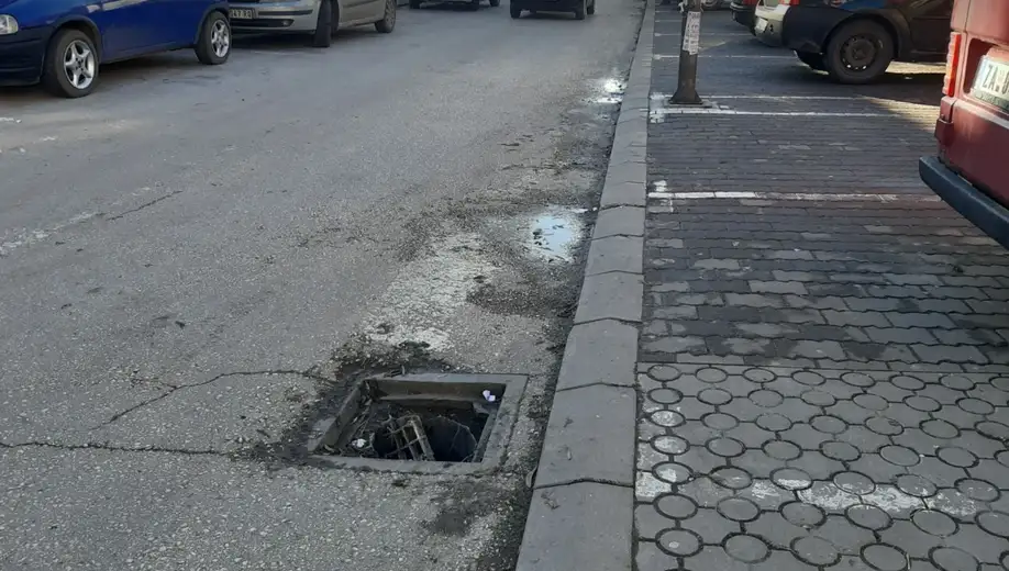 Oprez: Skinut poklopac sa slivnika kod pijace