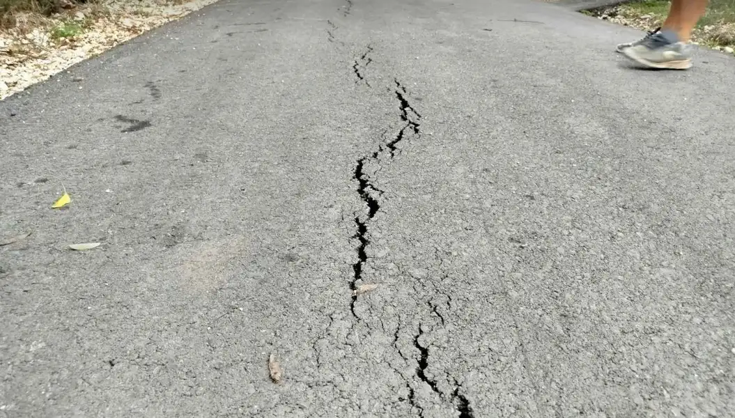 "Napredni asfalt" u Šljivaru pored Zaječara izdržao dva meseca: Put se već raspada (FOTO, VIDEO)