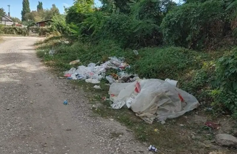 Na trasi neizgrađenog bulevara Dr Zorana Đinđića opet nabacano smeće